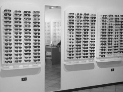 Expositor para gafas de pared con estante